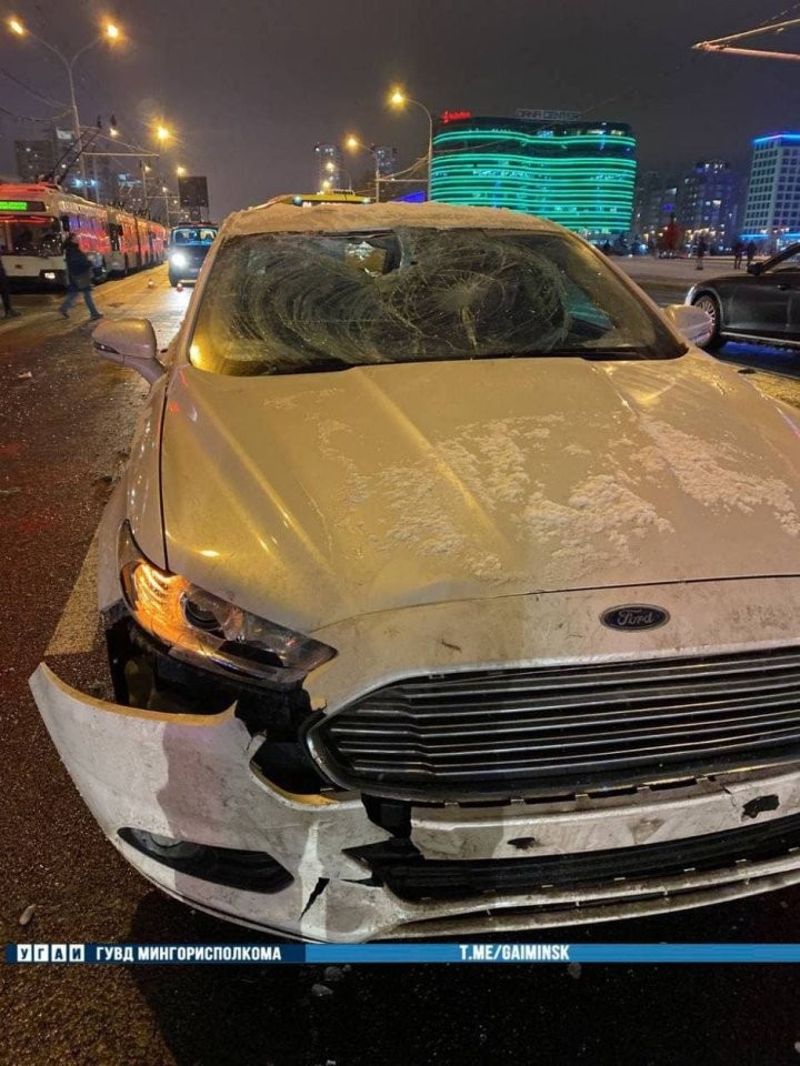 Машина сбила велосипедиста и коляску с ребенком на переходе в Минске