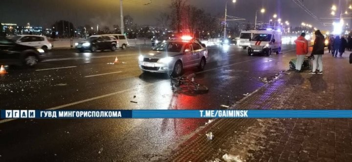 Машина сбила велосипедиста и коляску с ребенком на переходе в Минске