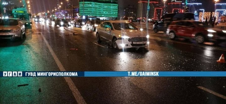 Машина сбила велосипедиста и коляску с ребенком на переходе в Минске