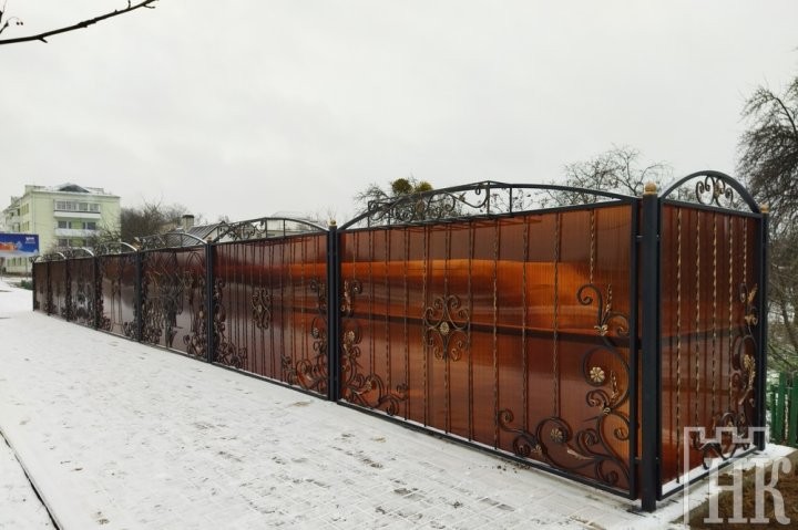 В Каменце появилась «двухслойная» ограда. Зачем?