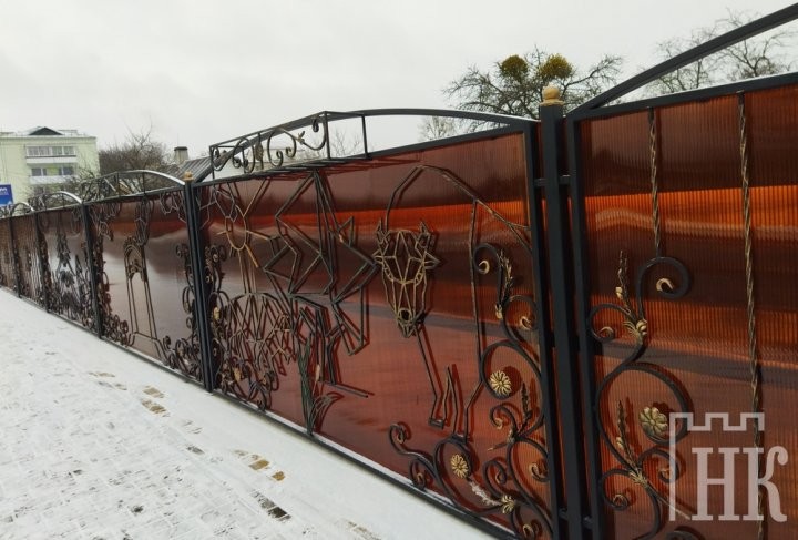 В Каменце появилась «двухслойная» ограда. Зачем?
