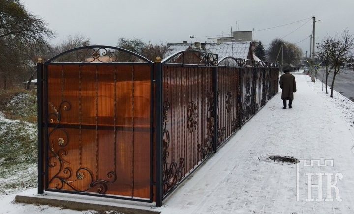 В Каменце появилась «двухслойная» ограда. Зачем?