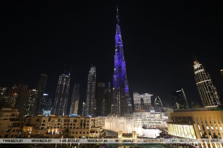 Самое высокое здание мира Бурдж-Халифа окрасили в цвета белорусского флага