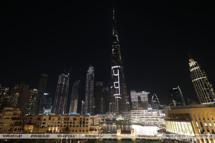 Самое высокое здание мира Бурдж-Халифа окрасили в цвета белорусского флага