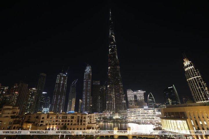 Самое высокое здание мира Бурдж-Халифа окрасили в цвета белорусского флага