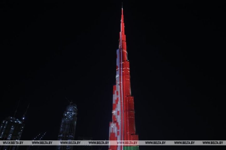 Самое высокое здание мира Бурдж-Халифа окрасили в цвета белорусского флага