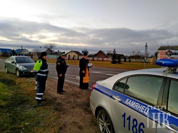 В Каменецком районе освятили опасные участки дорог