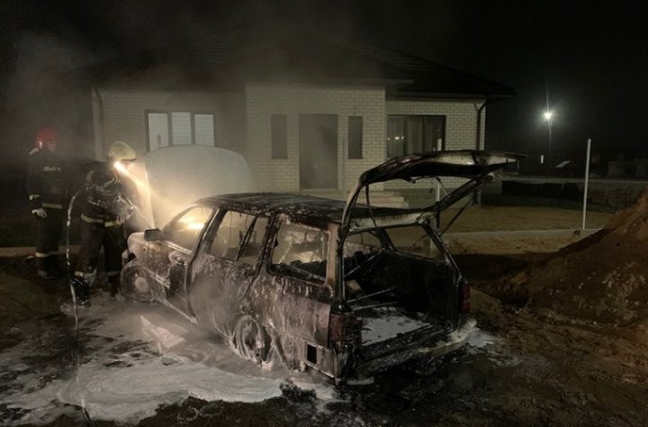 В Березе сгорел автомобиль. Что делать, если ваш автомобиль загорелся