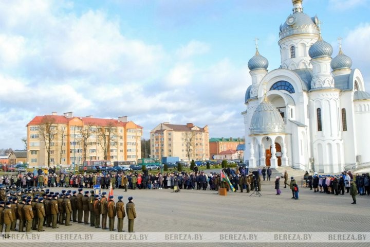Новобранцы Березовского гарнизона приняли военную присягу
