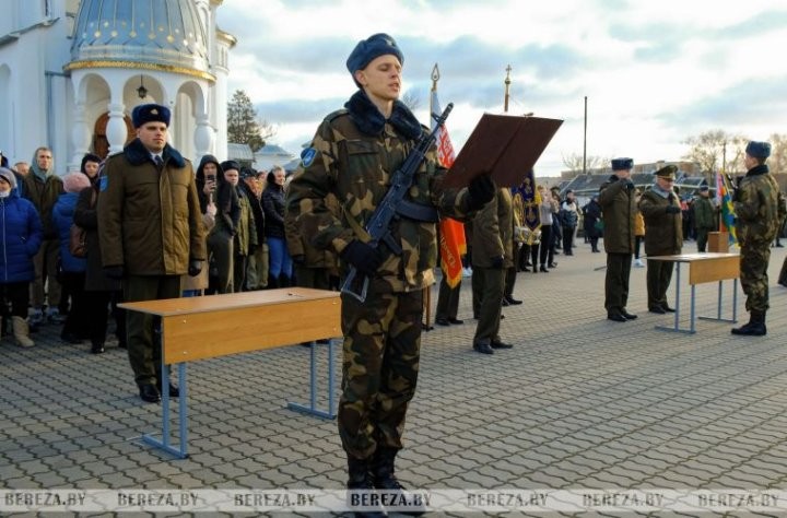 Новобранцы Березовского гарнизона приняли военную присягу