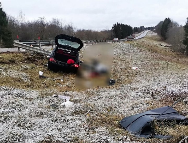 В Минской области Lancia в заносе напоролась на отбойник – водитель погиб