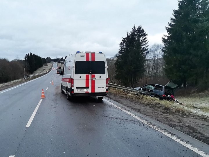 В Минской области Lancia в заносе напоролась на отбойник – водитель погиб