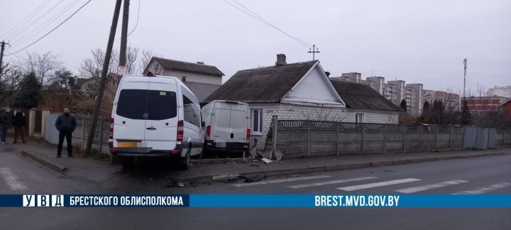 В Бресте на перекрестке столкнулись микроавтобус и маршрутка
