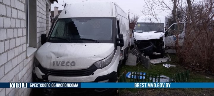 В Бресте на перекрестке столкнулись микроавтобус и маршрутка