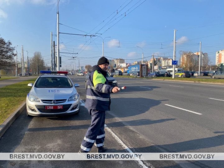 Много ли брестчан не стали дожидаться календарной зимы и поменяли шины на зимние