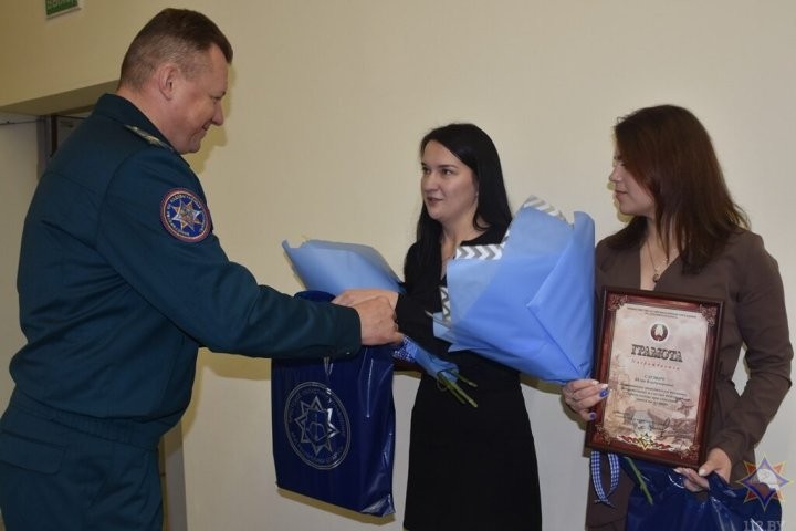 Награду из рук министра получили жительницы Брестской области, спасавшие детей на пожаре