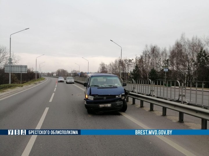 В Бресте автомобиль врезался в барьерное ограждение — водитель в больнице