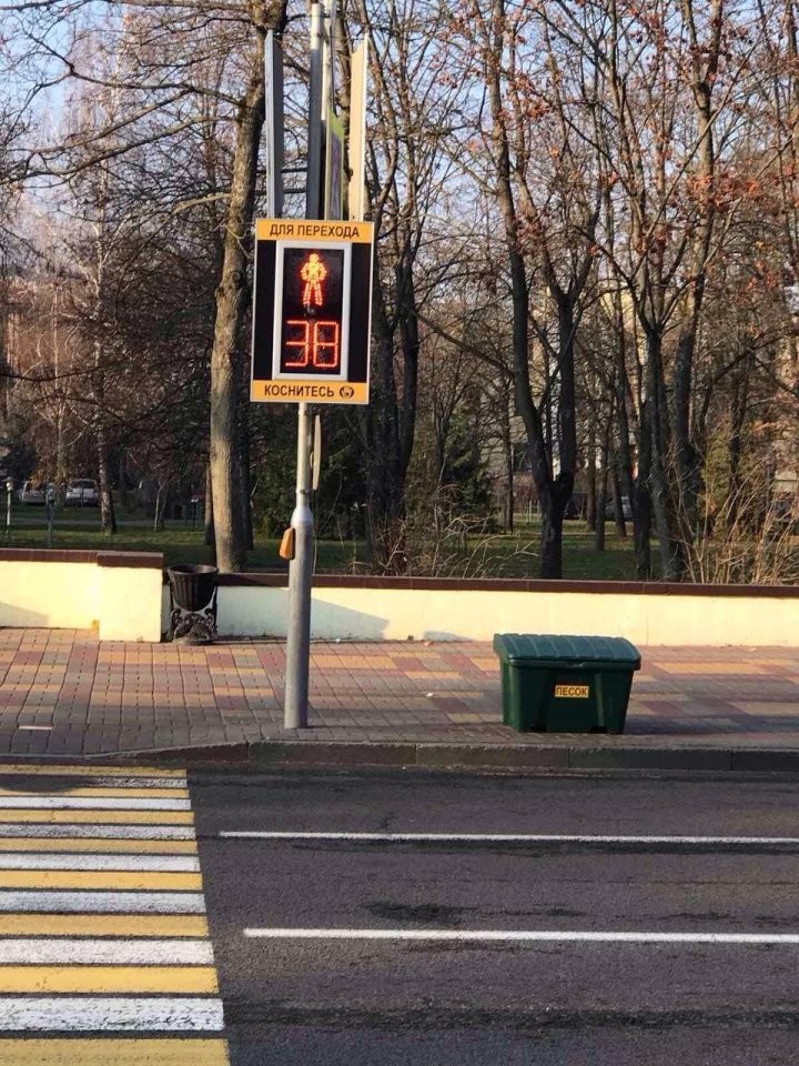 В Бресте приступили к установке новых пластиковых контейнеров для песка