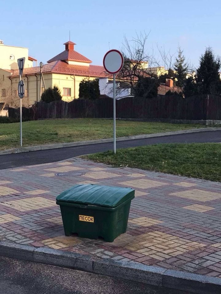 В Бресте приступили к установке новых пластиковых контейнеров для песка