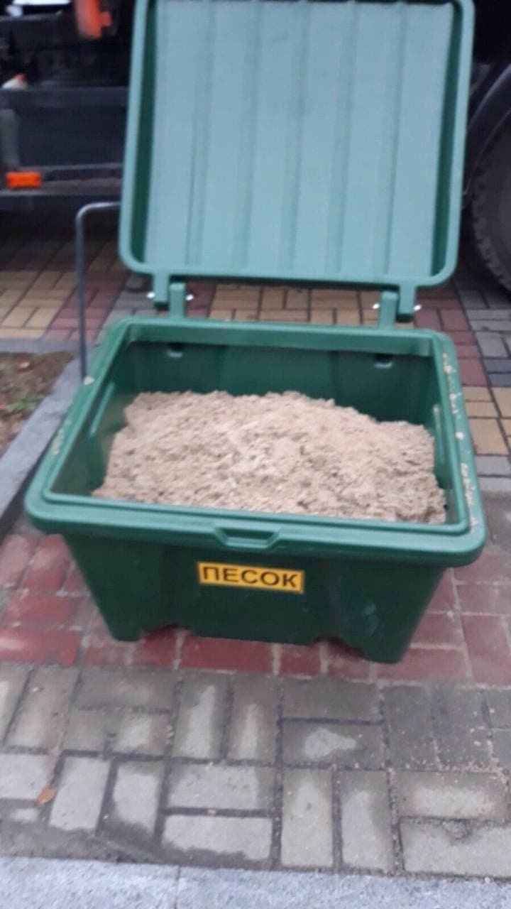 В Бресте приступили к установке новых пластиковых контейнеров для песка
