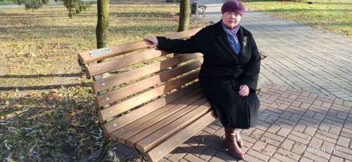 В Городском саду Бреста установлена еще одна именная скамейка