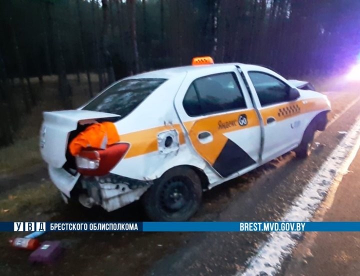 Под Брестом такси врезалось в дерево.