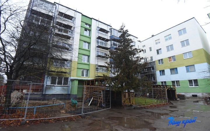 Жители дома в Барановичах, где идет капремонт, жалуются на его качество и сроки