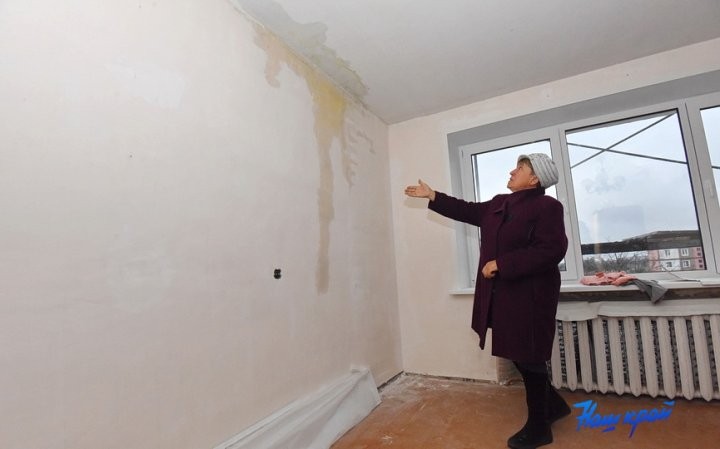 Жители дома в Барановичах, где идет капремонт, жалуются на его качество и сроки