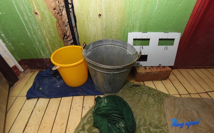 Жители дома в Барановичах, где идет капремонт, жалуются на его качество и сроки