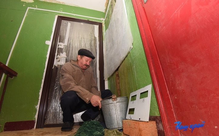 Жители дома в Барановичах, где идет капремонт, жалуются на его качество и сроки