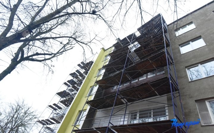 Жители дома в Барановичах, где идет капремонт, жалуются на его качество и сроки