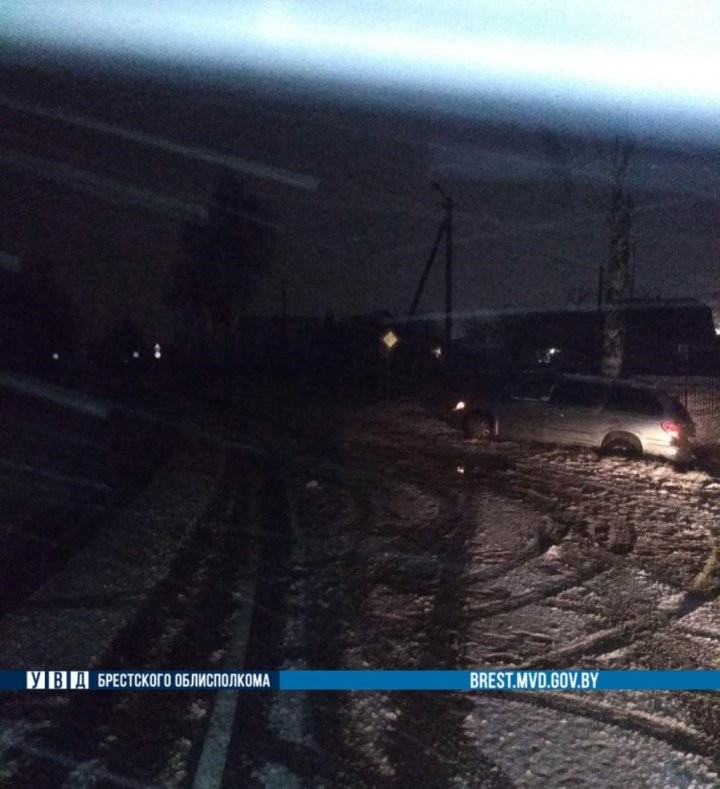 В Ивацевичском районе «Крайслер» вылетел в кювет и врезался в дерево