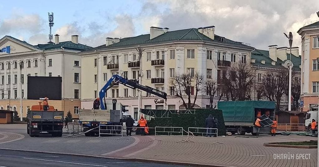 В Бресте начался монтаж главной новогодней елки