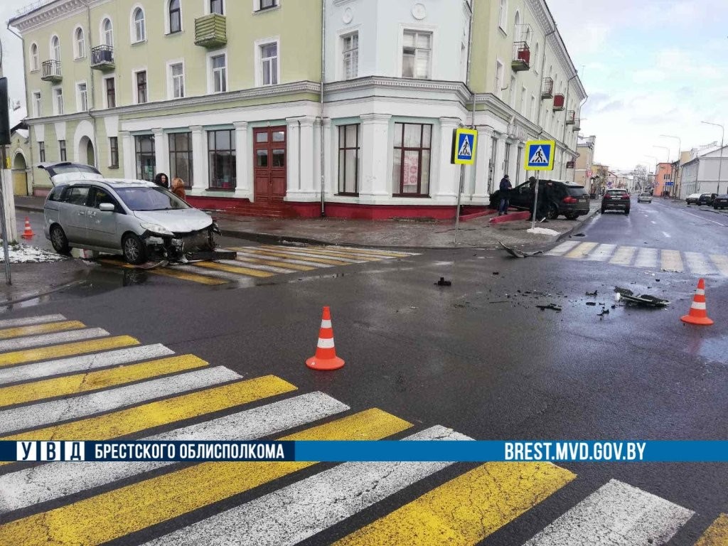 Стали известны подробности ДТП в Пинске, где BMW отбросило к зданию