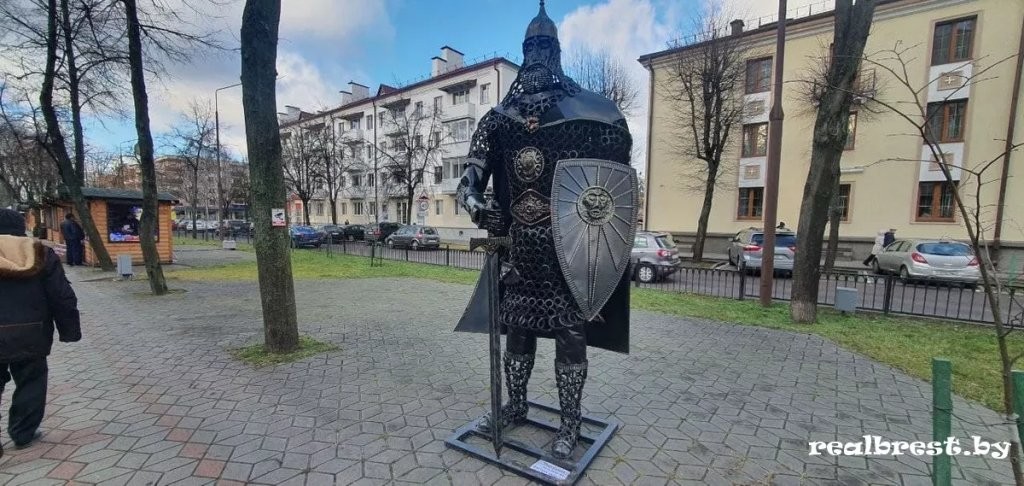 Фигуры зубра, дракона, собаки, девушки, льва и Ильи Муромца выставили на новогодней ярмарке в Бресте