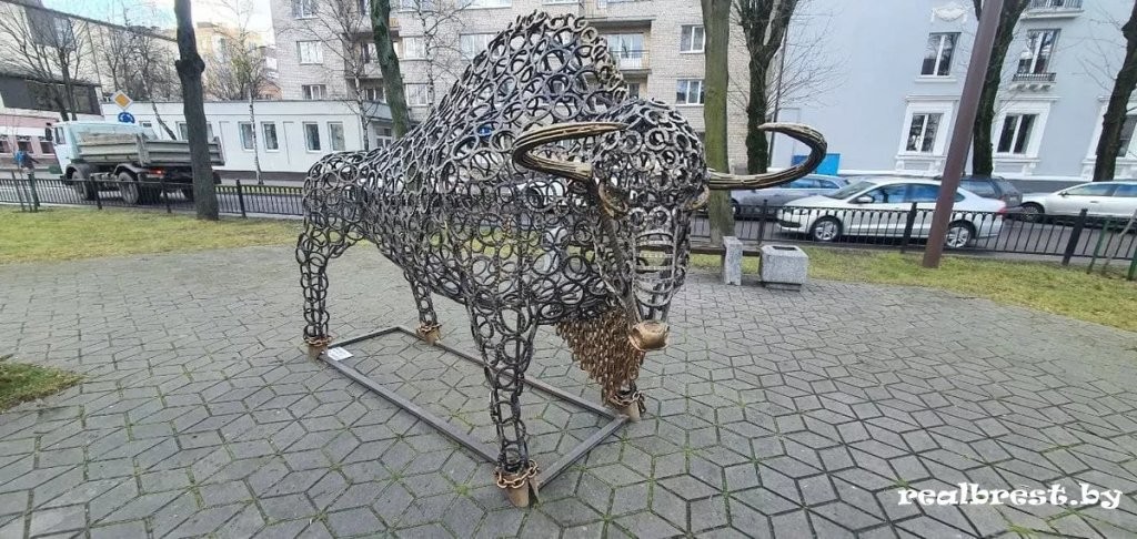 Фигуры зубра, дракона, собаки, девушки, льва и Ильи Муромца выставили на новогодней ярмарке в Бресте