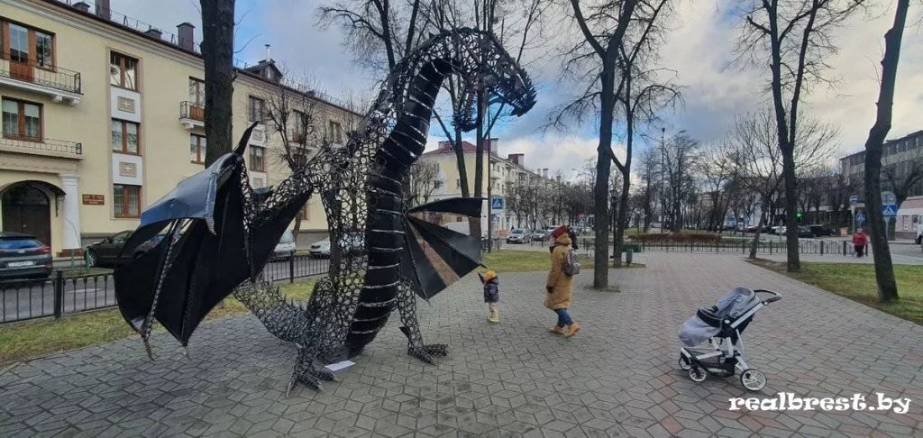 Фигуры зубра, дракона, собаки, девушки, льва и Ильи Муромца выставили на новогодней ярмарке в Бресте