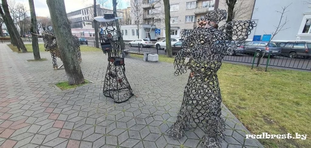 Фигуры зубра, дракона, собаки, девушки, льва и Ильи Муромца выставили на новогодней ярмарке в Бресте