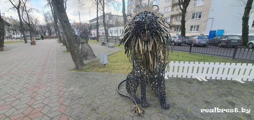 Фигуры зубра, дракона, собаки, девушки, льва и Ильи Муромца выставили на новогодней ярмарке в Бресте