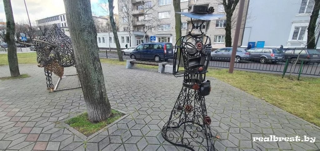 Фигуры зубра, дракона, собаки, девушки, льва и Ильи Муромца выставили на новогодней ярмарке в Бресте