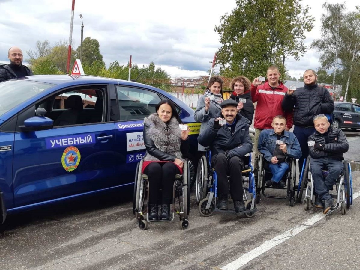 Набор в группы по вождению для людей с инвалидностью проходит в брестской автошколе «ДОСААФ». Авто с ручным управлением и безбарьерный вход