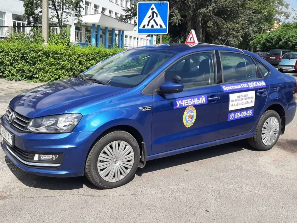 Набор в группы по вождению для людей с инвалидностью проходит в брестской автошколе «ДОСААФ». Авто с ручным управлением и безбарьерный вход