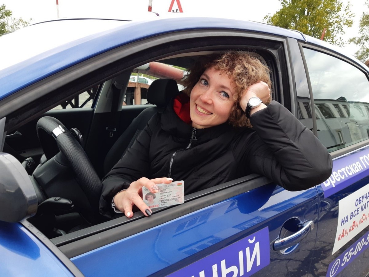 Набор в группы по вождению для людей с инвалидностью проходит в брестской автошколе «ДОСААФ». Авто с ручным управлением и безбарьерный вход