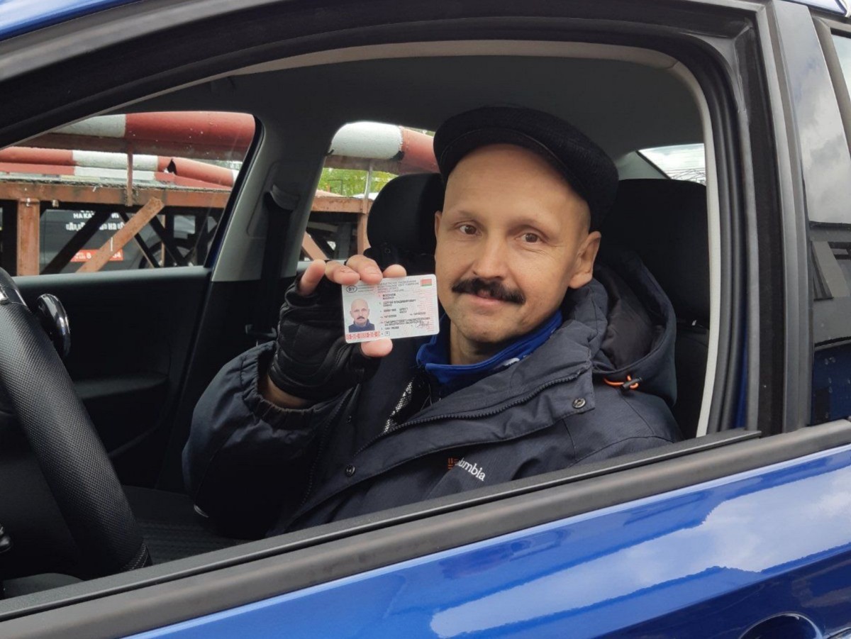 Набор в группы по вождению для людей с инвалидностью проходит в брестской автошколе «ДОСААФ». Авто с ручным управлением и безбарьерный вход