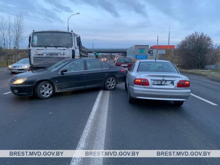 В Бресте на Рябцева грузовик столкнулся с «Пежо»
