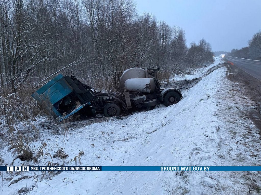 Доставали краном. В Беларуси опрокинулся грузовик