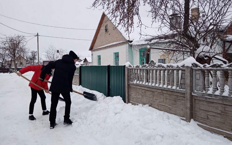 Пенсионерка из Барановичей хотела вызвать скорую, а калитку завалило снегом. Чем закончилась история