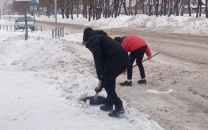 Пенсионерка из Барановичей хотела вызвать скорую, а калитку завалило снегом. Чем закончилась история