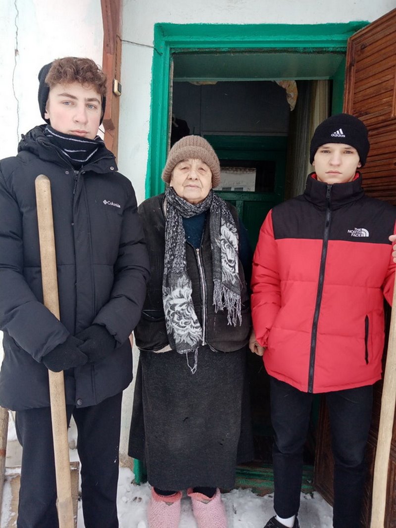 Пенсионерка из Барановичей хотела вызвать скорую, а калитку завалило снегом. Чем закончилась история