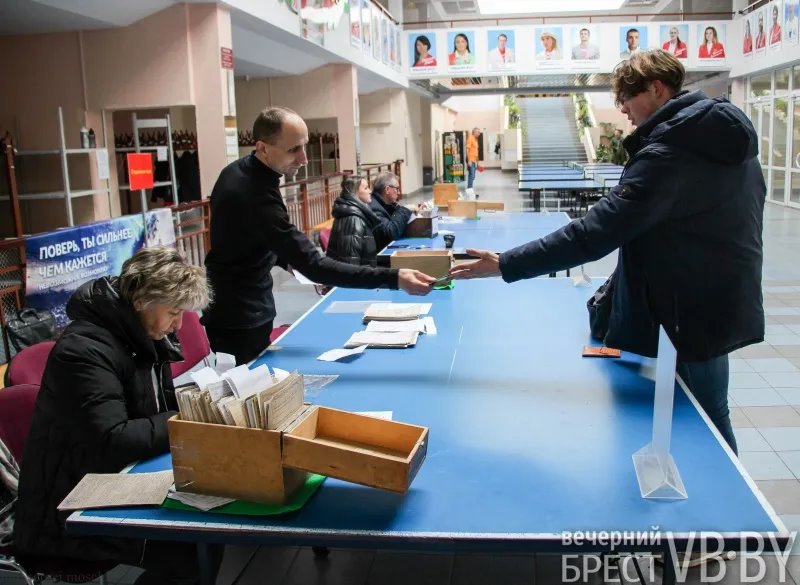 Пришли к 8:00 на пять минут. Как в Бресте проходит сверка учетных данных на пунктах сбора военнообязанных?